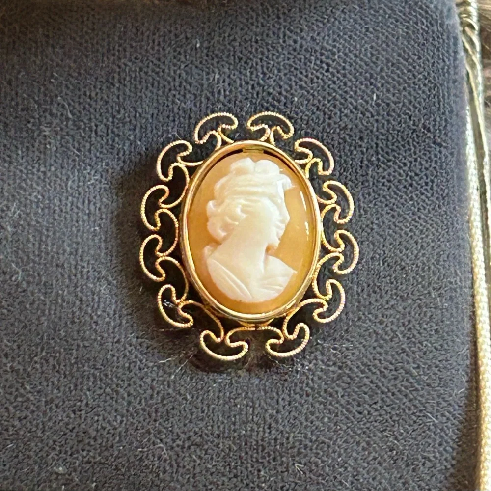 Vintage Krementz genuine carved shell cameo 14kt gold overlay earrings with box